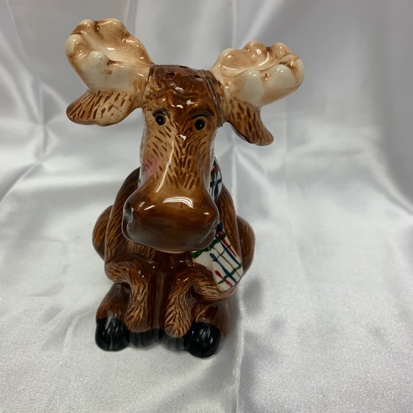 Vintage 2005 Young’s Moose Salt and Pepper Shakers - Picture 2 of 6